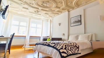 Premium-Doppelzimmer, Stadtblick | Schreibtisch, laptopgeeigneter Arbeitsplatz, Bügeleisen/Bügelbrett
