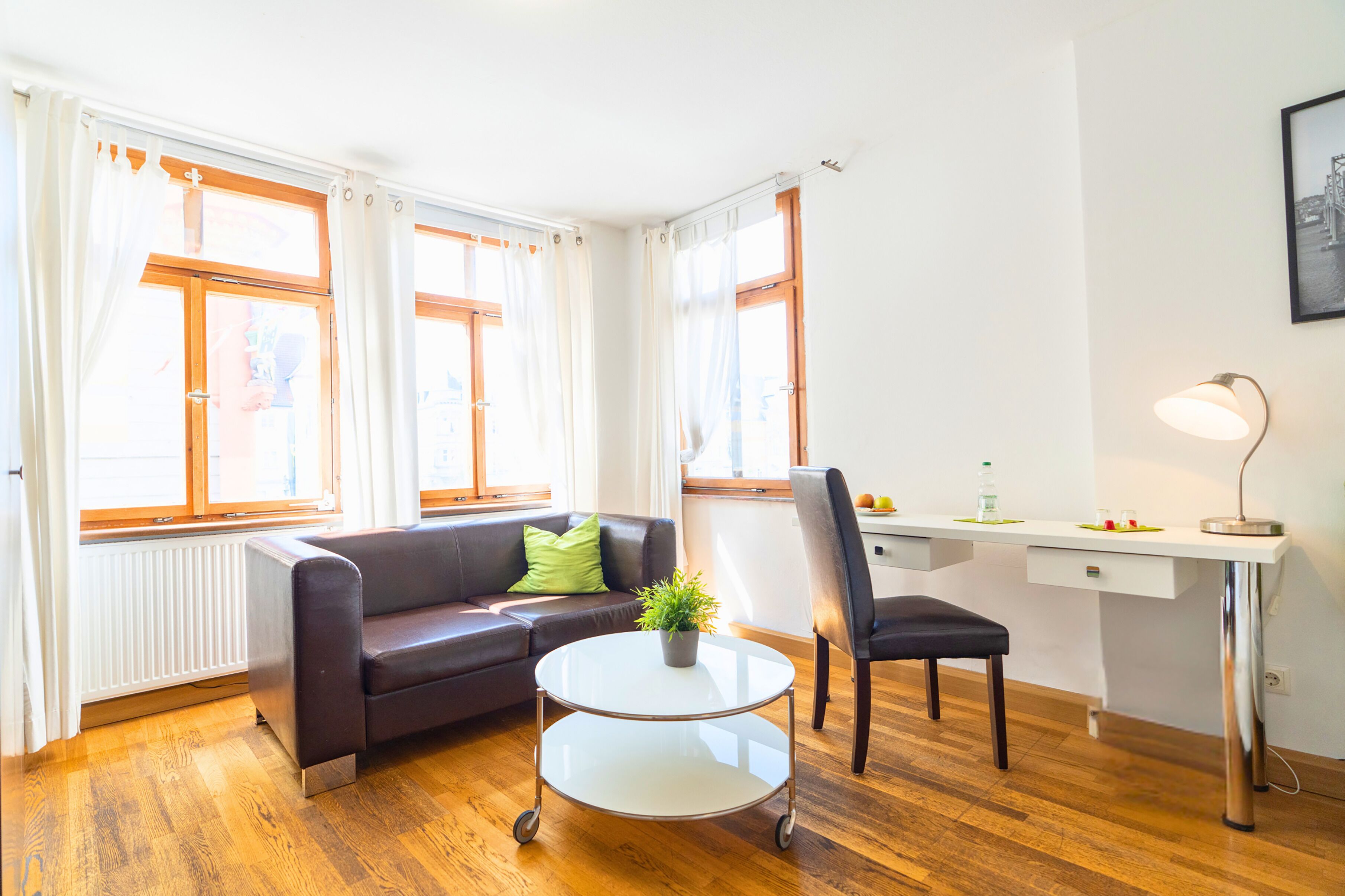 Premium-Doppelzimmer, Stadtblick | Schreibtisch, laptopgeeigneter Arbeitsplatz, Bügeleisen/Bügelbrett