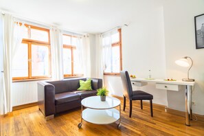 Desk, laptop workspace, iron/ironing board, free WiFi - Hotel The Square  (Coburg)