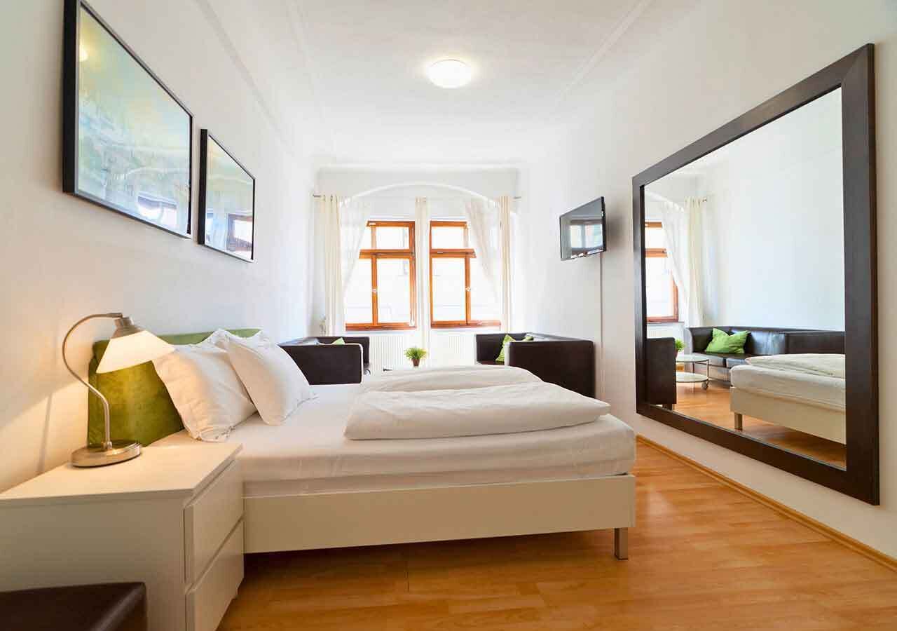 Skrivebord, skrivebord for bærbar PC og strykejern/-brett