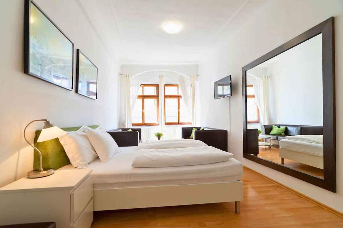 Schreibtisch, laptopgeeigneter Arbeitsplatz, Bügeleisen/Bügelbrett