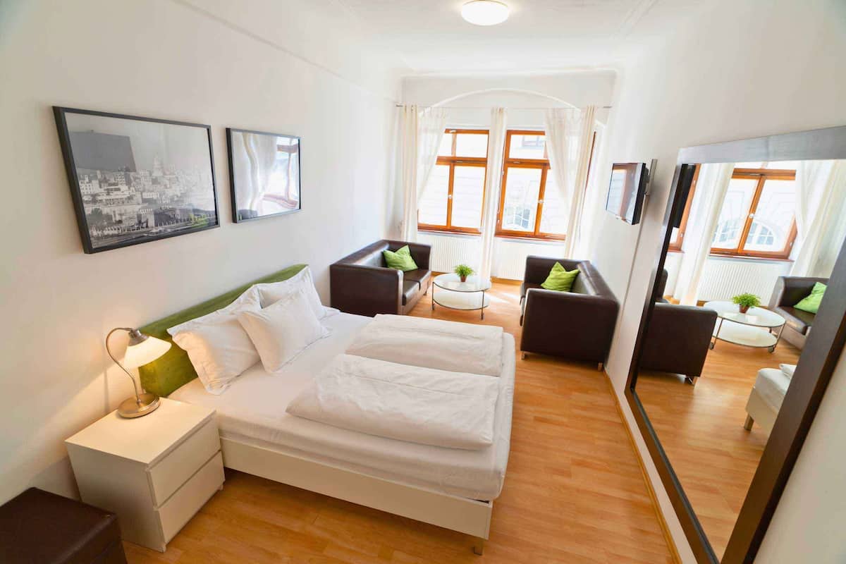 Superior-Doppelzimmer, Stadtblick | Schreibtisch, laptopgeeigneter Arbeitsplatz, Bügeleisen/Bügelbrett