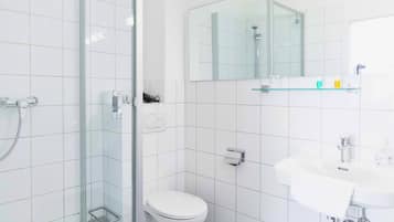Serviettes fournies, savon, shampoing, papier toilette