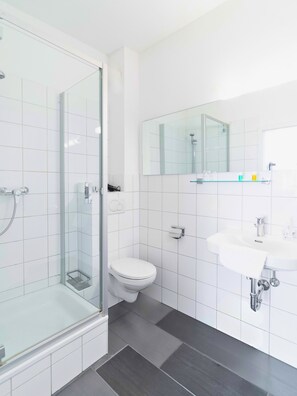 Toallas, jabón, shampoo, papel de baño