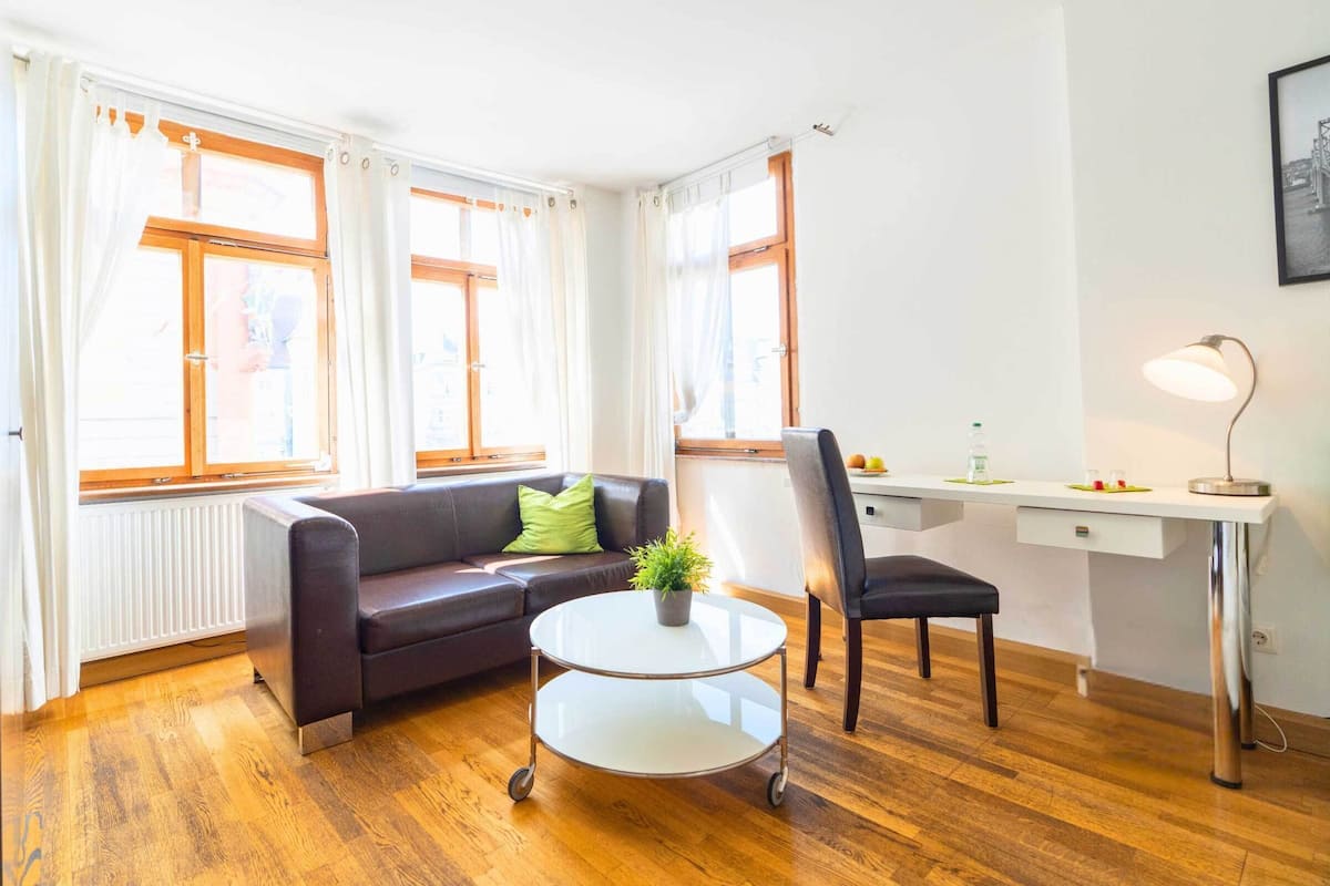 Schreibtisch, laptopgeeigneter Arbeitsplatz, Bügeleisen/Bügelbrett