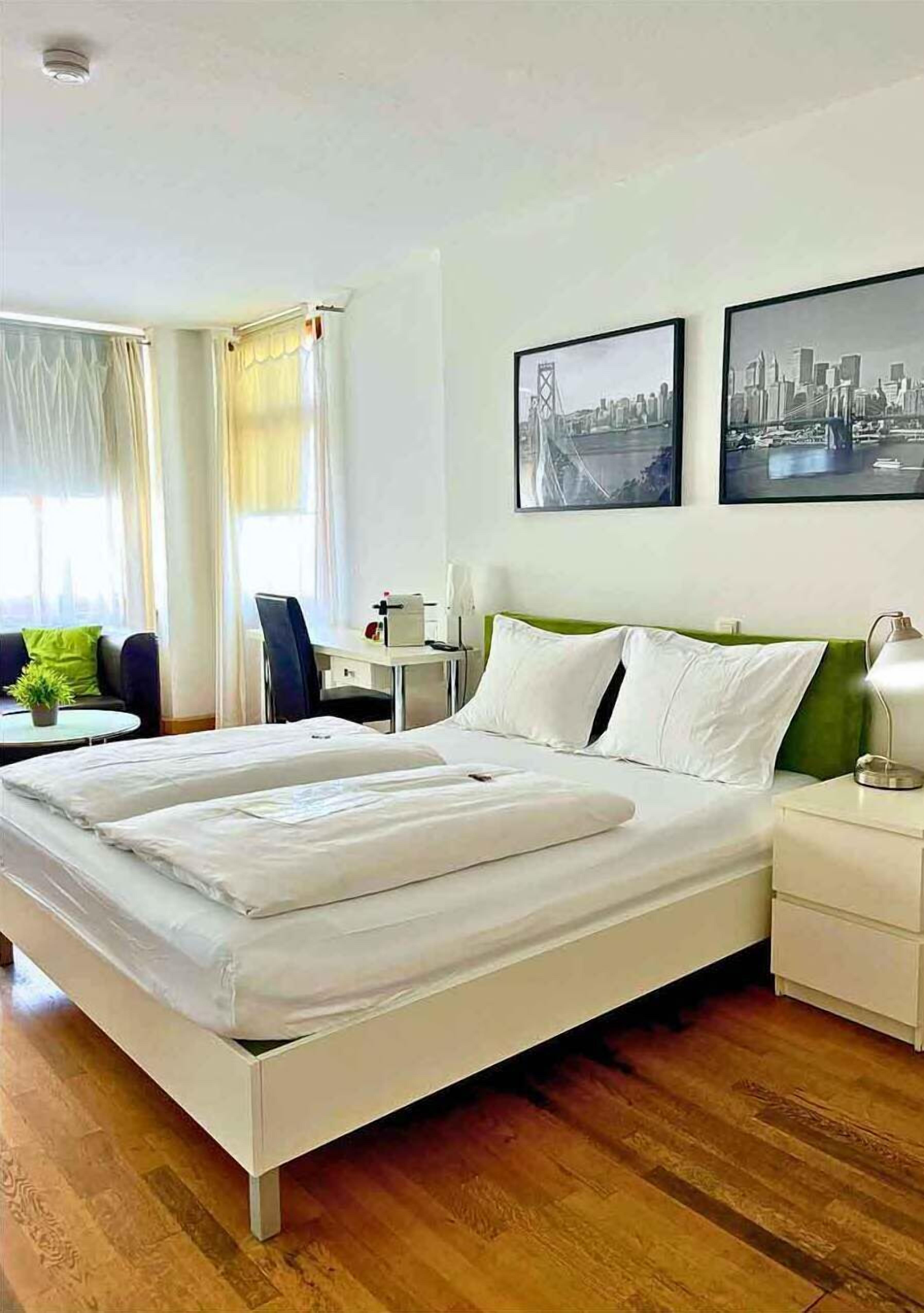 Classic-Zimmer, Stadtblick | Schreibtisch, laptopgeeigneter Arbeitsplatz, Bügeleisen/Bügelbrett