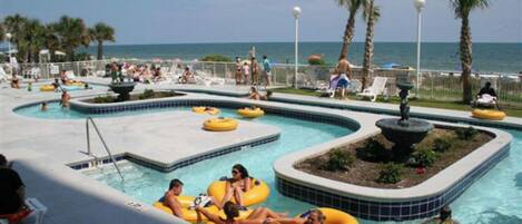 Alberca techada y alberca al aire libre