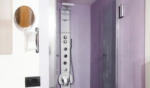 Haartrockner, Bidet, Handtücher, Seife