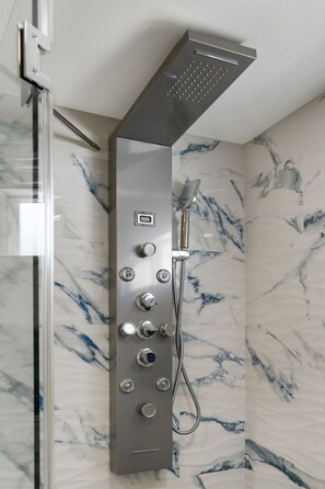 Dusche, Haartrockner, Handtücher, Seife