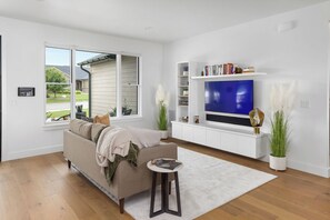 Smart TV, fireplace, stereo