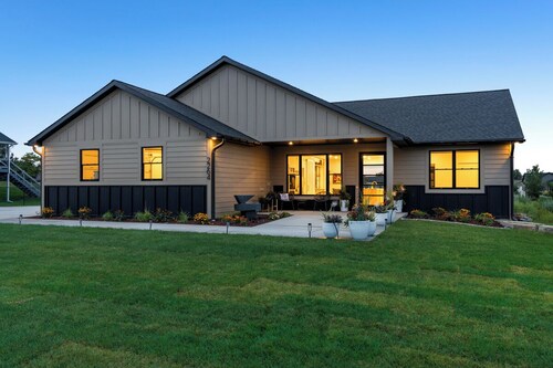 Welcome to Lucky 13 • Luxurious, private escape on Lake Hills Golf Course.