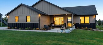 Welcome to Lucky 13 • Luxurious, private escape on Lake Hills Golf Course.