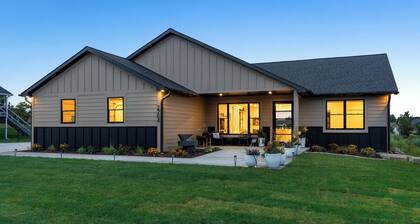 Welcome to Lucky 13 • Luxurious, private escape on Lake Hills Golf Course.