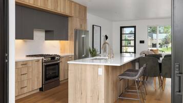 Refrigerador, microondas, horno y parrilla de estufa