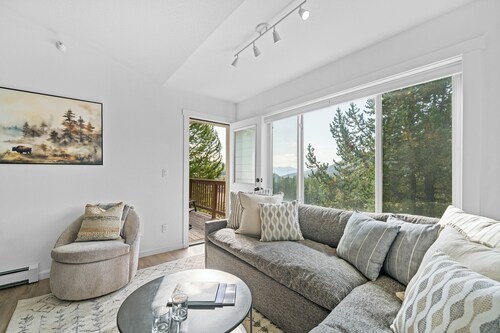 Best Location! Ski-in/Shuttle-out, 2-bedroom, Steps from ski shuttle and lifts!