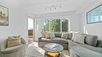 Älytelevisio, takka, kirjoja