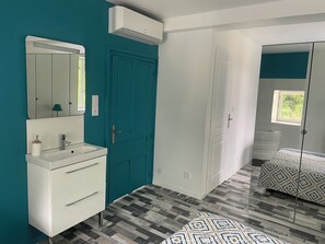 3 chambres, fer et planche à repasser, accès Internet, draps fournis