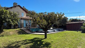A house with a swimming pool, a tree in the front yard, and a small shed. - Provencal-style gîte in a quiet location, private pool, view of the Ardèche in the Drôme. (Albon)