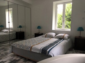 3 bedrooms, iron/ironing board, Internet, bed sheets