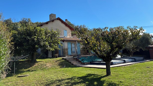 A house with a swimming pool, surrounded by trees and a grassy lawn. - Provencal-style gîte in a quiet location, private pool, view of the Ardèche in the Drôme. (Albon)
