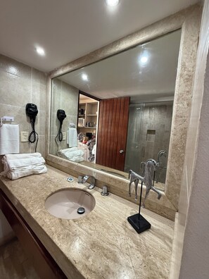 Sèche-cheveux, serviettes fournies, papier toilette