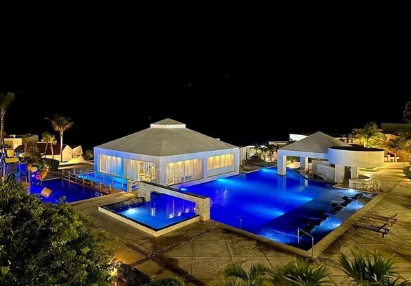 Pool - Beautiful beachfront apartment with access to the hotel's facilities (Cancún)