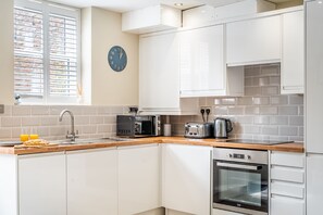 Frigorífico, microondas, horno y placa de cocina