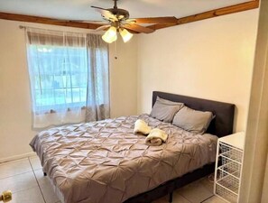 4 bedrooms, iron/ironing board, free WiFi, bed sheets - Spacious Pool Home 4BD/3BA (Tampa)