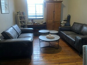 Living area - Charming 2-bedroom house with fitness room and AC in lovely Johannesburg (Johannesburg)