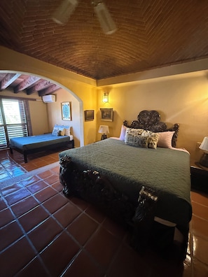 4 bedrooms, iron/ironing board, internet, bed sheets