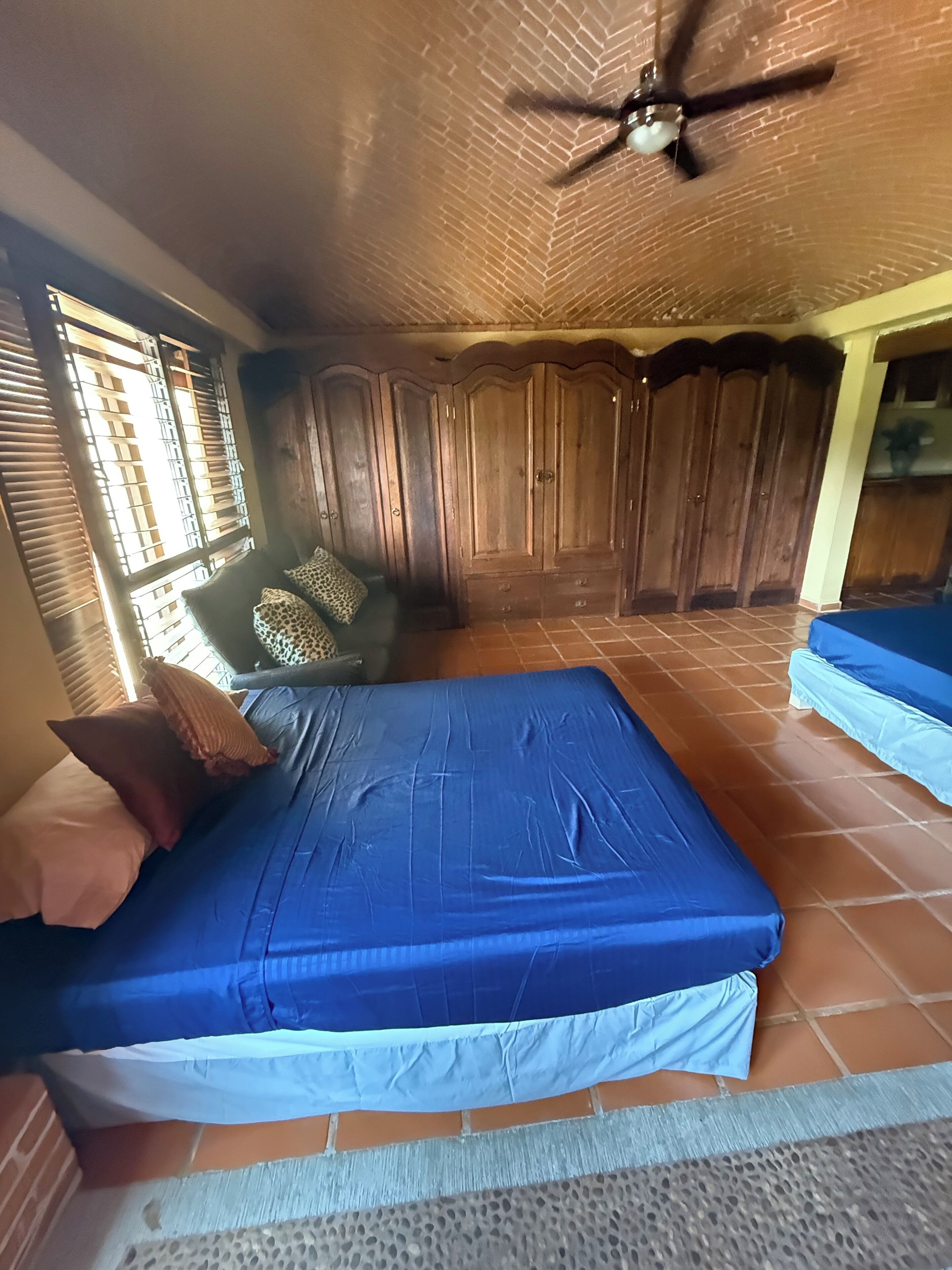 4 bedrooms, iron/ironing board, internet, bed sheets