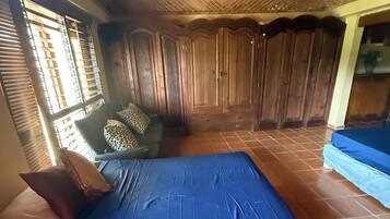 4 bedrooms, iron/ironing board, internet, bed sheets