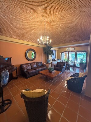 TV - Impressive colonial house in hotel zone with private swimming pool (Cancún)