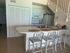 Fridge, microwave, oven, stovetop - Breath taking OCEAN FRONT 5L Bimini Cove just steps from pool & Tiki bar (Bimini)