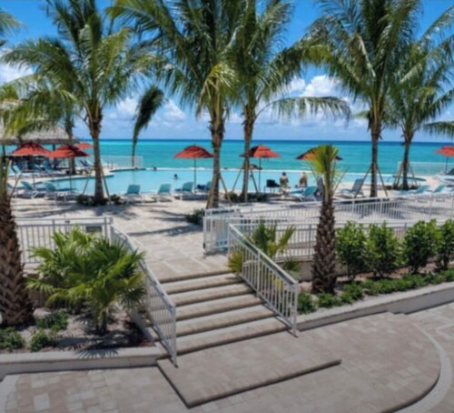 Breath taking OCEAN FRONT 5L Bimini Cove just steps from pool & Tiki bar