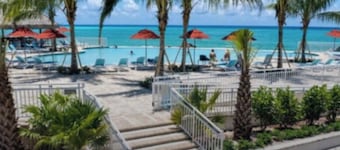 Breath taking OCEAN FRONT 5L Bimini Cove just steps from pool & Tiki bar