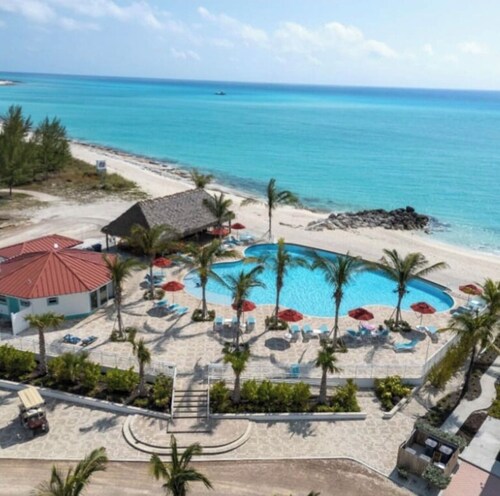 Breath taking OCEAN FRONT 5L Bimini Cove just steps from pool & Tiki bar