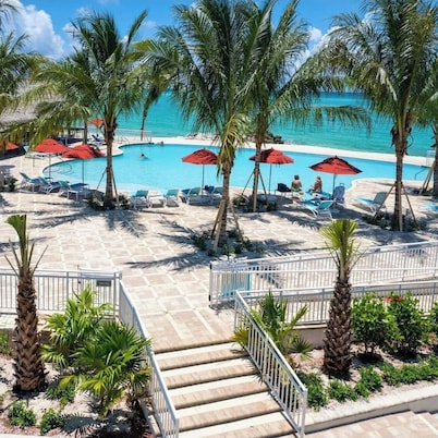 Breath taking OCEAN FRONT 5L Bimini Cove just steps from pool & Tiki bar