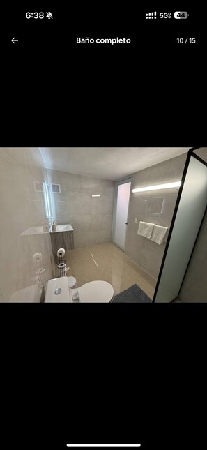 Toallas, jabón, papel de baño