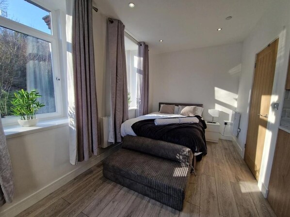 4 bedrooms, iron/ironing board, Internet, bed sheets