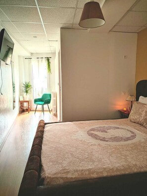 2 chambres, fer et planche à repasser, Wi-Fi, draps fournis