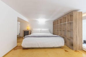 2 bedrooms, iron/ironing board, Internet, bed sheets