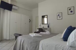 2 makuuhuonetta, tallelokero huoneessa, työpöytä, silitysrauta/-lauta