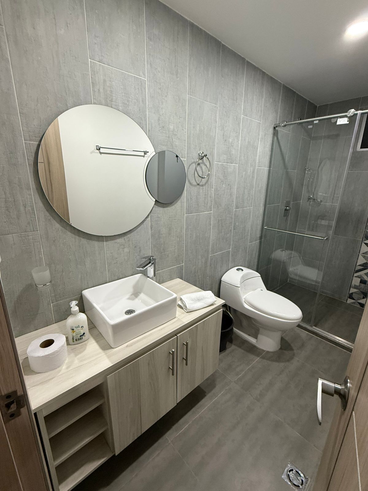 Douche, serviettes fournies, papier toilette