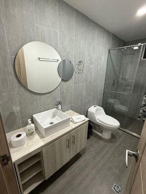 Regadera, toallas, papel de baño