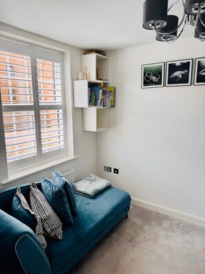 House, 4 Bedrooms, Balcony, Garden View | Living area