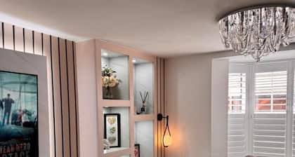 High END Spacious 4 Bed House - Free Parking