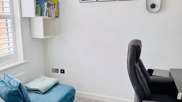 House, 4 Bedrooms, Balcony, Garden View | Living area