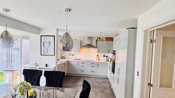House, 4 Bedrooms, Garden View | Dining room