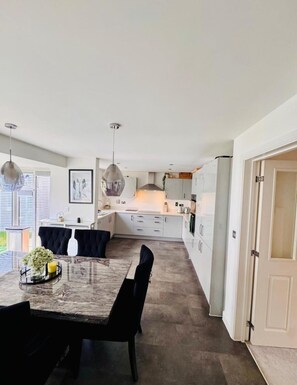 Casa, 4 quartos, vista para o jardim | Sala de jantar